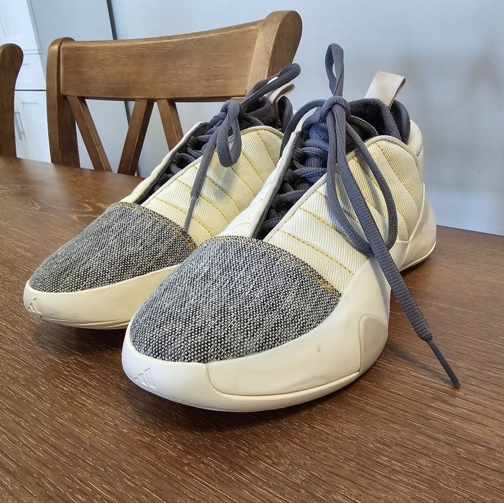 Basketball shoes